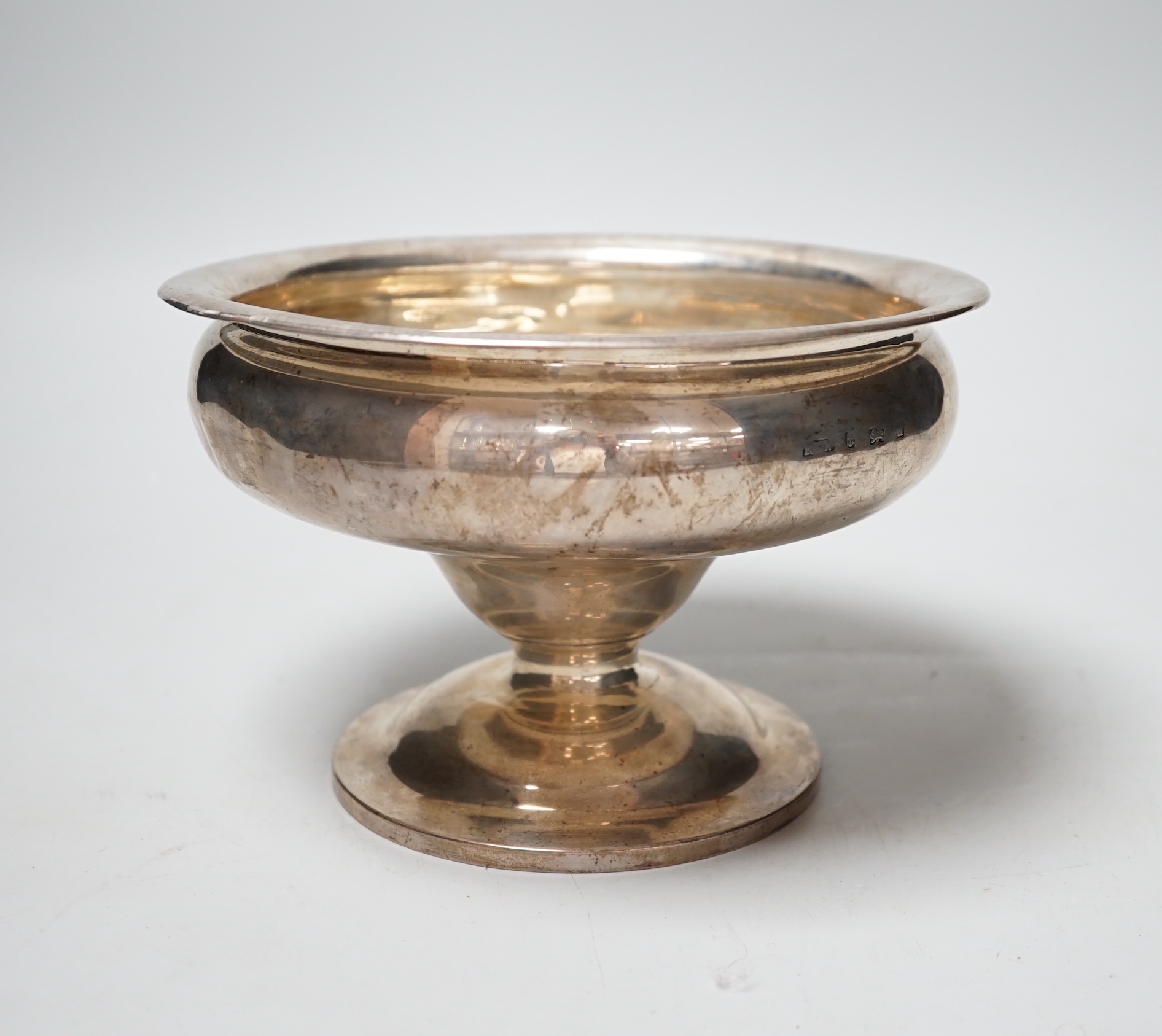 An Edwardian silver pedestal bowl, indistinct maker's mark, Birmingham, 1903, diameter 18.6cm, 12.6oz.